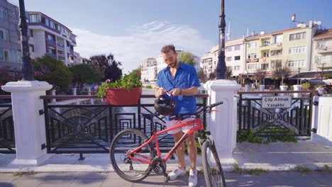 Junger-Mann,-Der-In-Der-Stadt-Fahrrad-Fährt.